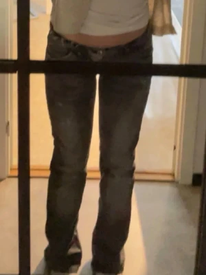 Gråa bootcut no waist jeans ifrån Vila - Säljer ett par gråa jeans med bootcut passform. Klassisk femficksmodell och no waist. Perfekta till en avslappnad stil och funkar året runt.