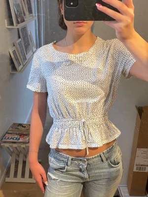 Prickig topp Zara - Jättesnygg prickig topp från Zara. Säljer då den inte kommer till användning längre. Vet inte vilken storlek den är eftersom hon jag köpte den av på Plick hade klippt bort lappen, men skulle säga att den passar S-M💞💞