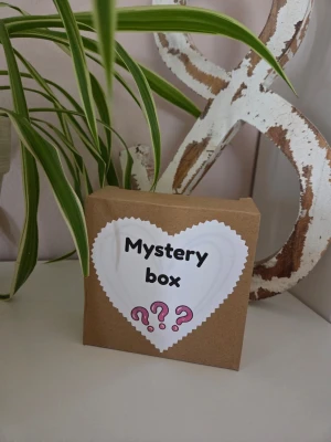 Mysig MYSTERY BOX – Skönhet, Smycken & Spa (Värde 199-249 kr!) - Varje box är unik, 100% oanvänd och fylld med mysig self-care och fina accessoarer. Perfekt för hemmaspa! Kan innehålla: Smycken (Stainless Steel), scrunchies, hårklämmor. Ansiktsmasker, handskrubb, nagelfil, makeupsvamp. Pris: 49 kr (Värde 199–249 kr)• Bild 3 visar exempel på produkter. Innehållet varierar!Fraktas snabbt och säkert! 