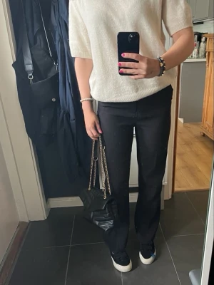 Svarta raka kostymbyxor - Säljer ett par svarta kostymbyxor med rak passform och normal midja. Byxorna har en klassisk look utan synliga detaljer och är lätta att matcha med olika stilar. Perfekta för dig som gillar en clean och stilren vibe.