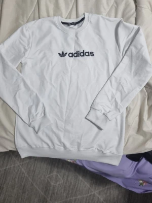 Vit sweatshirt från Adidas - Ny