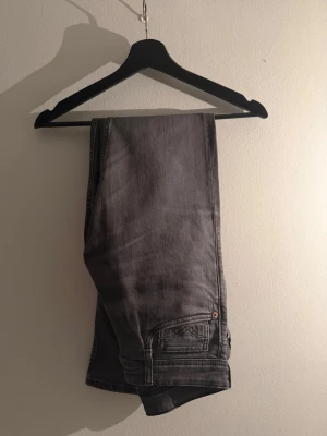 Replay jeans - Säljer dessa sjukt snygga replay Rocco i färgen grå svart därför de är köpa i fel modell aldrig använda etiketten ingår men är lite sönder som du ser på sista bilden hör av dig vid fundering pris kan diskuteras vid snabb affär📦💨🤩 ny pris 1600kr storlek w28 L30