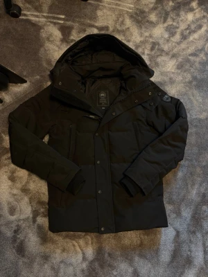 Canada goose Wyndham (black label) - En fet vinterjacka som håller i värme och kvalitet. Använd ett fåtal gånger men fortfarande hel felfri! Pälsen kommer självklart med, hade den av bara när jag tog bilderna! Skriv vid funderingar