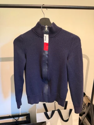 Mörkblå stickad tröja från Moncler - Säljer denna sjukt snygga moncler cardigan därför jag har tvättat den fel 😑 egentligen 164 men nu kanske 146