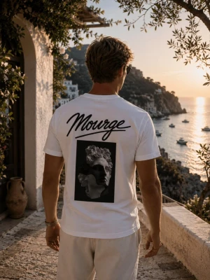 APOLLO (Greek Statue) T shirt - Tjena, jag säljer en ny oanvänd t shirt från MOURAGE. Denna t-shirt är i vit färg. Den är gjord av 100% Ekologisk Bomull, vilket ger dig bästa komfort och kvalitet. Den är i storlek M. Skriv om ni har frågor. 