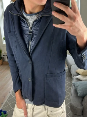 Kavaj/Jacka Mörkblå  - Supersnygg och unik! Går att ta bort luva och även jack delen ifall det önskas! Mått: A:46 B:45 C:50 D:63 (cm)  Skriv vid fundering 😇🙌