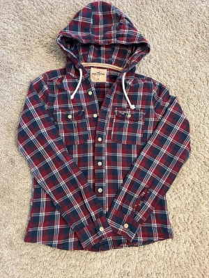 Hollister overshirt~vintage - Riktigt snygg rutig Overshirt i storlek M. Priset går att diskuteras vid snabbaffär. Skriv vid minsta fundering.