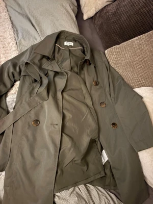 Grön trenchcoat  - Snygg trenchcoat från ONLY i storlek XS 