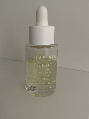 IVY AIA Face Serum Vitamin C - Fräscha upp huden med IVY AIA Face Serum med Vitamin C. Kommer i en genomskinlig glasflaska med vit pipett. Serumet är lättflytande och har en ljusgul ton. Perfekt för dig som vill boosta huden med energi och lyster.