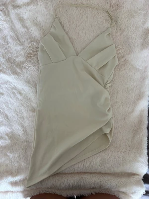 Mintgrön halterneck topp - Superfin topp med halterneck, scrunch-detalj på sidan och snygg asymmetrisk nederkant. Väldigt feminin och figursmickrande modell!  • Strl M, passar även XS/S beroende på byst • Använd 1 gång • Inga defekter • Fint skick ✨