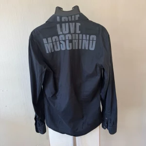 Love Moschino Skjorta (S-M)  - Gott begagnat skick!        0492