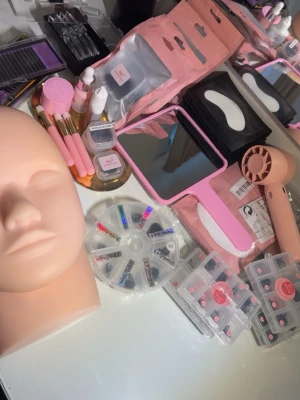 Säljer fransmaterial – perfekt startkit! 💕 - Jag ska sluta med fransförlängning och säljer därför både nya och använda fransprodukter/tillbehör. Perfekt för dig som precis ska börja med fransar eller vill fylla på ditt material! 💕Pris kan diskuteras‼️  Det finns bland annat: • Övningshuvud i silikon • Spegel • Olika pincetter • Lösögonfransar • Pads • Fläkt • Förstoringsglasögon • Fransar i längder 8–15 mm • Vanlig volym & mega volume • Flera olika böjningar Fransarna är av bra kvalitet! Kan sälja saker separat!! 
