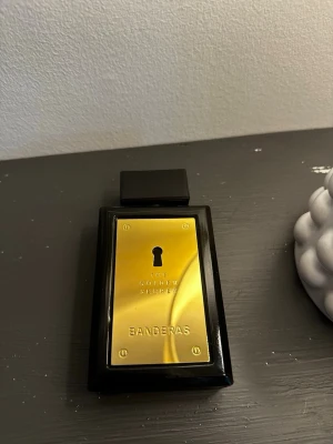 Banderas Golden secreg parfym 100ml  - Säljer en Banderas Golden Secret parfym, 100 ml. Det är cirka 95 ml kvar i flaskan.  Parfymen säljs utan kartong, men flaskan är i fint skick.  📦 100 ml 💧 Cirka 95 ml kvar 📦 Ingen kartong ✨ Banderas Golden Secret