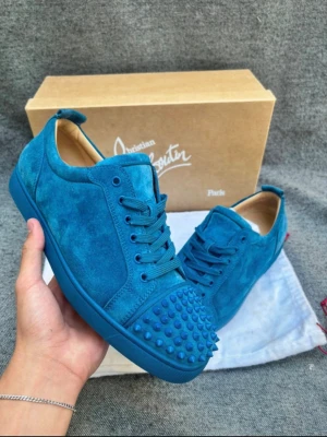 Christian louboutin - Storlek 44- skick/ 10/10- nypris 8000+ mitt pris 2799- 100% äkta- ingår box/extra snöre plus dust bags, skriv vis frågor/funderingar!