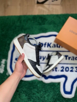 Louis Vuitton Rivoli Trainer - Louis Vuitton Rivoli Brown / White / Black Monogram Trainer | Authentic ✅ | Condition:8,75/10 | Size:42eu/8,5us  