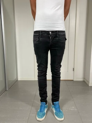 Replay Anbass Jeans  - Säljer dessa Replay Anbass jeans. W28 o L30 med mått ca 35 o 100 cm. Moddelen är 183 o väger 68 kg, skriv för fler bilder/frågor🙌🏼