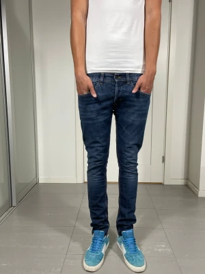 Dondup George Jeans  - Säljer dessa Dondup George Jeans I DEN NYA MODDELEN. Mått ca 38,5 o 101 cm. Moddelen är 183 o väger 68 kg, skriv för fler bilder/frågor🙌🏼