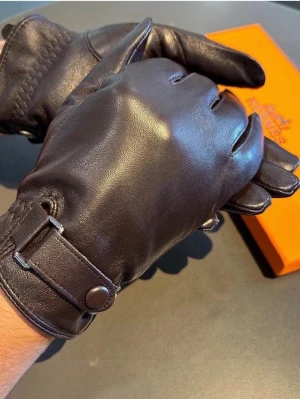 Bruna skinnhandskar  - Snygga bruna skinnhandskar med stilren design och justerbart spänne vid handleden. Perfekta för dig som vill ha en klassisk accessoar med exklusiv känsla. Kommer i originalask.