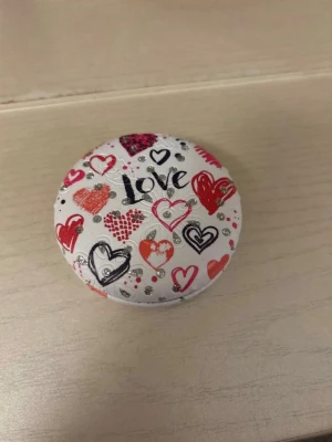 Mini sminkspegel  - Gullig liten spegel man kan ha i väskan. Helt ny. 