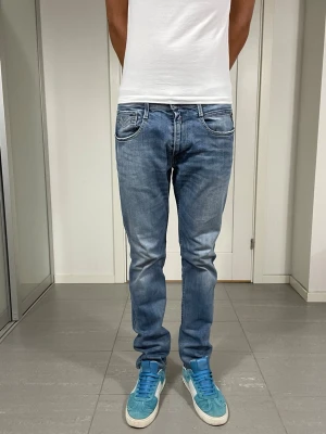 Replay Anbass Jeans  - Säljer dessa Replay Anbass jeans. W34 o L32 med mått ca 41,5-42 o 105 cm, Moddelen är 183 o väger 68 kg, skriv för fler bilder/frågor🙌🏼