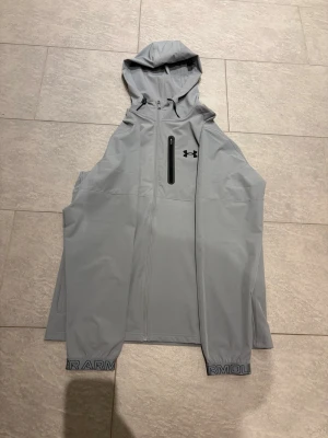 Underarmour vanish grå - En helt ny underarmour vanish grå utan prislapp  som har använts endast en gång. Säljer den för den sitter för stor för min smak.
