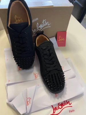 Christian Louboutin skor storlek 43  - Hej! Säljer loubs med spikar i storlek 43. Passar tyvärr ej så skickar vidare: vid frågor hör gärna av er 