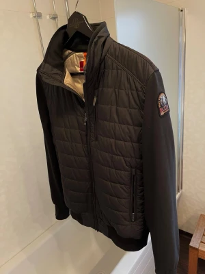 Svart Parajumpers cardiganjacka - Snygg svart cardiganjacka i mycket fint skick utan skador eller annat. Jackan har dragkedja, hög krage och en patch på ena ärmen. Perfekt nu till hösten. Nypris cirka 4000sek. Kontakta vid frågor.