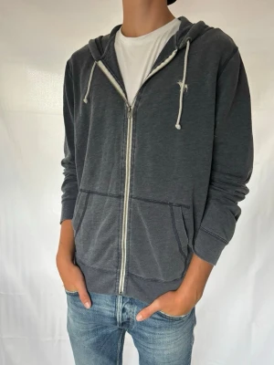 Vintage A&F tröja - En riktigt fet vintage A&F tröja! Sitter riktigt bra och har fint skick. | Skick:9/10 | modellen är 187cm lång‼️. | Stl L | Pris 599 men kan diskuteras😁☺️🤩