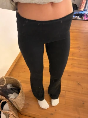 Svarta bootcut leggings - Säljer ett par svarta leggings med bootcut-modell och hög midja. De är stretchiga och sitter tight över låren men har utsvängda ben nertill. Perfekta till en avslappnad look och superbekväma att bära hela dagen.