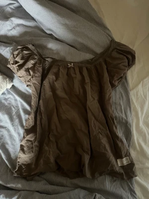 Ljusbrun blus från Odd Molly - Jag tycker verkligen om den här blusen men får tyvärr sällan användning för den. Det går inte att se vilken storlek det är men den passar mig som är S/M