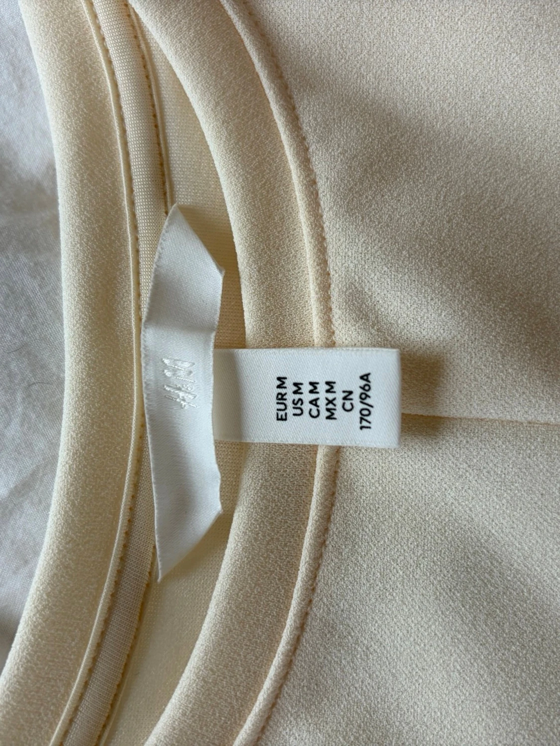 Ljusgul basic t-shirt med rund hals - 2