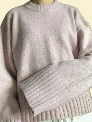Stickad tröja - Jättefin ljuslila/rosa tröja som enligt mig är väldigt oversized, så den passar några storlekar större🩷 Den är i superbra skick då den ej använts mycket☺️