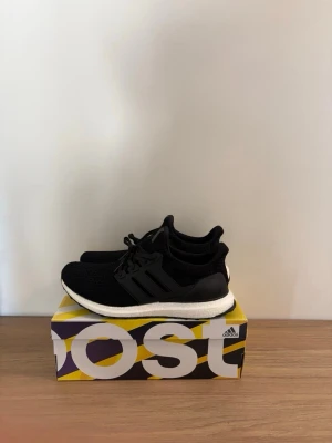 Svarta Adidas Ultra Boost sneakers - Svartvita adidas ultraboost finns i storlekar 45,44,43.