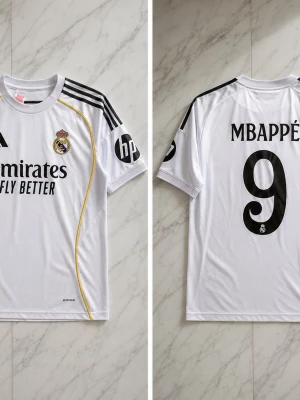Real Madrid Mbappe Fotbollströja - Storlek: Large   Mycket bra skick. 