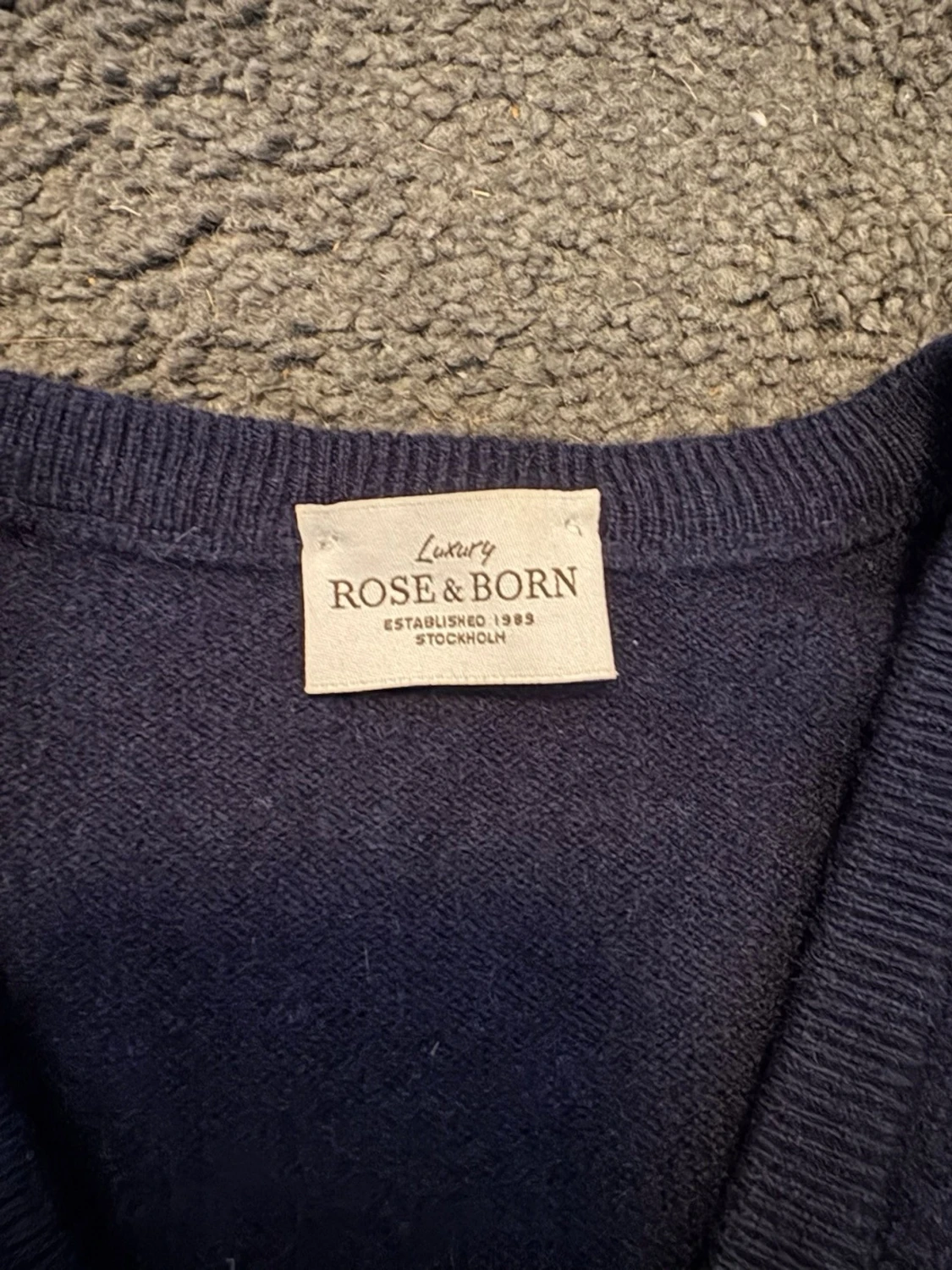 Mörkblå ullväst från Rose & Born - 1