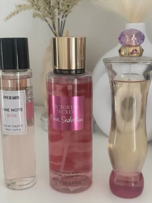 Victoria secret parfym & Versace  - Säljer 3 st parfymer, ena är Victoria secret ord. Pris ca 300, Versace parfymen är ord pris ca 1000, och den längst åt vänster är från normal. Priset är lågt i grupp, men ifall man skulle vela köpa separat så går de också. 