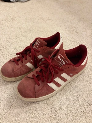 Adidas Campus röda sneakers - Supersnygga Adidas campus skor.