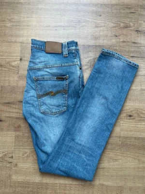 Nudi jeans  - Fina nudi jeans i mycket bra skick, inga slitningar mellan benen i fickor osv. W:32 L:34, hör av dig vid funderingar :)