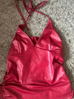 Y2K halternec topp i satin - Snygg röd halterneck topp från Cider. Mycket gott skick, inga slitningar. Strl XS-S, figurnära. Dyrare pga i princip oanvänd o köpte 2025 <3  f 