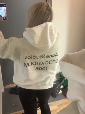 Acne hoodie - Acne studios hoodie vit helt ny, 1-3 dagars leveranstid, Unisex modell storlek S (Modellen är 166cm)