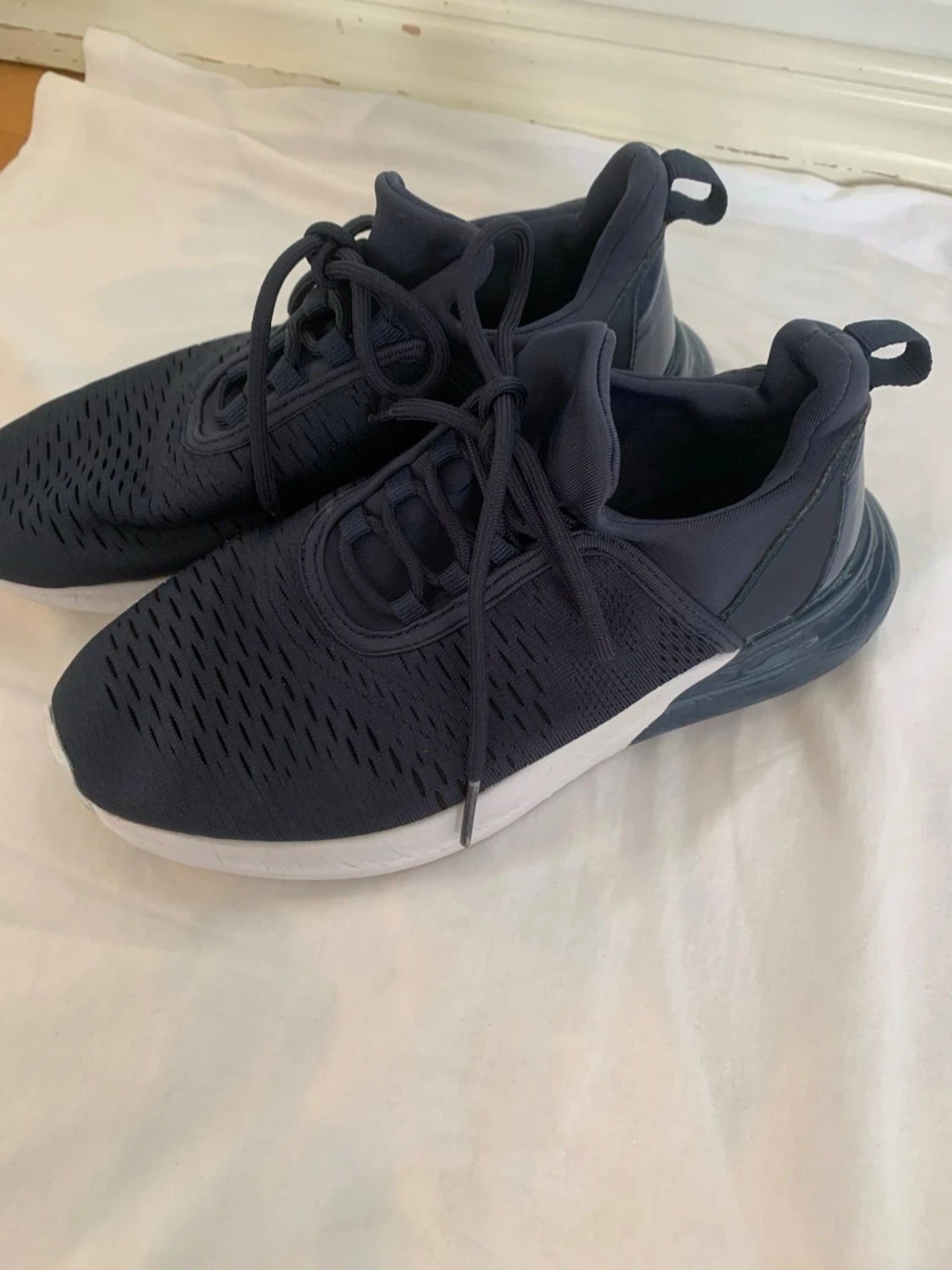 Mörkblå sneakers med vit sula - 1