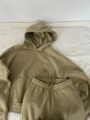 Grönt sett Gina tricot - Grönt mjukis sett från Gina tricot. Hoodien är i storlek s och byxorna xs i byxorna. Använd endast en gång men är i helt nytt skick. Nypris ca 600 och säljer för 400 för de e slutsålda.  Pris kan diskuteras och skriv om du vill köpa separat. 