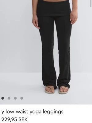 Svarta low waist yoga leggings - Supersöta och sköna svarta low waist yoga leggings som man viker ner från Gina tricot barnavdelningen i storlek 158/164 💕