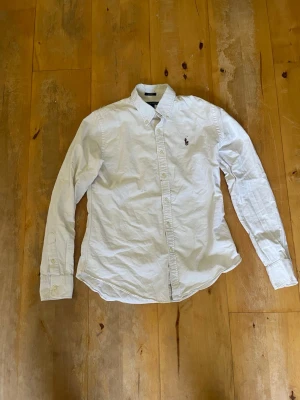 Ralph Lauren oxfordskjorta - Slim fit Ralph Lauren oxford skjorta  Nypris: 1200 kr  Pris kan diskuteras.
