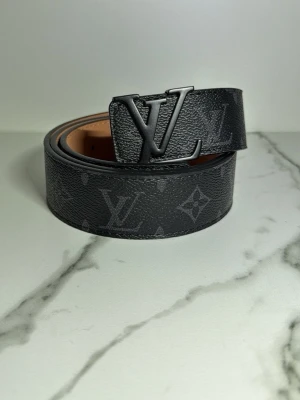 L.V bälte med monogram - L.V bälte unik men passar endå in pris vid snabb affär kan diskuteras 