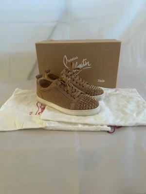 Christian Louboutin  - Storlek: 41-42.                                                               Skick: 9,5/10                                                                     Nypris: ca 8000kr                                                   Ingår: låda plus två st dustbags                     100% autenticitet                                                       Kan sänka priset vid snabb affär