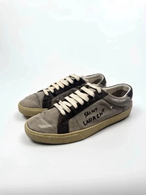 Saint Laurent - Sköna sneakers från Sanint Laurent storlek 40,5, fint skick lite tecken på användning men ändå super fräscha pjuks😁 Kan gå ner i pris mycket vid snabb affär! Slitningarna är design(;