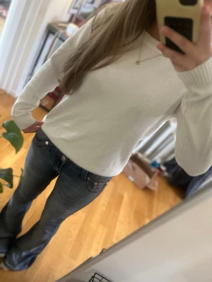 Vit stickad tröja  - Enkel stickad långärmad från vila i bra skick, pris går att diskuteras 
