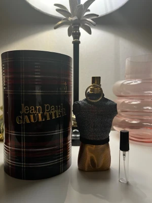 Jean Paul Gaultier le male elixir - Jean Paul Gaultier Le Male Elixir 5ml  🍯 En riktigt söt och kraftfull doft från JPG. Varm, sensuell och lite kryddig med en tydlig sötma. Passar riktigt bra till kvällar, dejter, fest och kallare väder.  📦 5ml sample  💰 79kr  Perfekt storlek om du vill använda doften flera gånger och verkligen känna om den passar dig.  ✨ Fräsch och noggrant fylld glasflaska 