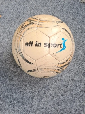 Fotboll -  Jag säljer en fotboll i bra skick. Den är väl omhändertagen och perfekt för dig som vill spela fotboll.  Priset är endast 30 kr, vilket jag tycker är ett riktigt bra pris med tanke på skicket. Jag är öppen för snabba affärer!  Tveka inte att höra av dig om du är intresserad eller har några frågor. Först till kvarn gäller!